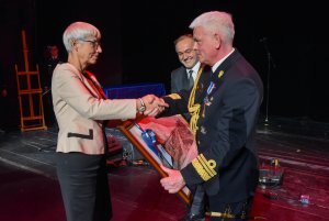 W gali 100-lecia Marynarki Wojennej uczestniczyli: prezydent  Gdyni Wojciech Szczurek oraz przewodnicząca Rady Miasta Joanna Zielińska // fot. st. chor. szt. mar. Piotr Leoniak  