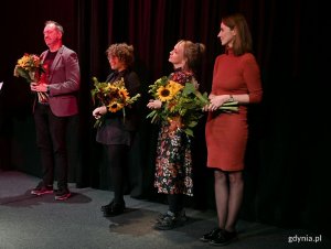 Czworo z pięciorga finalistów 16. edycji konkursu o Gdyńską Nagrodę Dramaturgiczną. Od prawej: Daria Sobik, Anka Herbut, Daria Kubisiak i Jarosław Jakubowski na scenie podczas gali finałowej// fot. Magdalena Czernek