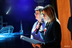 VIII Koncert Patriotyczny &bdquo;Wolna jak ptak&rdquo;, na zdjęciu od lewej: dyr. przedszkola nr 35 &bdquo;Pod Żaglami&rdquo; Dorota Sikorskai, dyr. przedszkola nr 43 &bdquo;Jantarek&rdquo; Magdalena Ziętek (fot. Katarzyna Balcerzak)