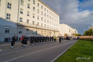 Poch&oacute;d przy budynku gdyńskiego magistratu