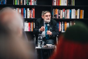 &Aacute;kos Engelmayer &ndash; uczestnik powstania węgierskiego i pierwszy ambasador wolnych Węgier w Polsce w latach 1990&ndash;1995 podczas spotkania w Europejskim Centrum Solidarności z okazji 70. rocznicy wybuchu powstania węgierskiego