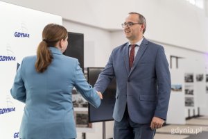Na zdjęciu: Aleksandra Kosiorek, prezydent Gdyni i Emil Rojek, wicewojewoda pomorski (fot. Paweł Budziński)
