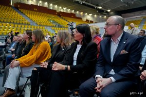 Od lewej: Mariusz Bzdęga &ndash; dyrektor zarządzający ds. kultury i aktywności mieszkańc&oacute;w Urzędu Miasta Gdyni, Mariola Śrubarczyk-Cichowska &ndash; wiceprzewodnicząca Rady Miasta Gdyni, Honorata Krupka &ndash; skarbnik miasta, radna Natalia Kłopotek-Gł&oacute;wczewska oraz prezydent Gdyni Aleksandra Kosiorek podczas otwarcia Targ&oacute;w Książki w Gdyni 