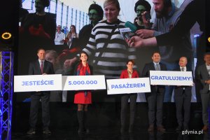5-milionowy pasażer Portu Lotniczego Gdańsk. Na zdjęciu od lewej: marszałek województwa pomorskiego Mieczysław Struk, wiceprezydent Gdyni Katarzyna Gruszecka-Spychała, Marzena Bugajska z córką Hanią, wiceprezydent Sopotu Magdalena Czarzyńska-Jachim, wiceprezydent Gdańska Piotr Borawski, prezes Lufthansy w Polsce Frank Wagner, prezes Portu Lotniczego Gdańsk Tomasz Kloskowski // fot. J. Bronk