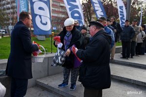 Flagi mieszkańcom Gdyni rozdawał wiceprezydent Marek Łucyk // fot. Paweł Kukla