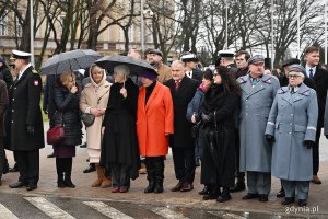 Defiladzie przyglądali się m.in. parlamentarzyści i samorządowcy. Od prawej: przedstawiciele Związku Piłsudczyków RP, radny Marek Dudziński, posłanka Dorota Arciszewska-Mielewczyk, radna Dorota Płotka, prezydent Wojciech Szczurek, radna Danuta Styk, radny Tadeusz Szemiot, Joanna Zielińska - przewodnicząca Rady Miasta Gdyni, radna Elżbieta Raczyńska i Elżbieta Sierżęga - wiceprzewodnicząca Rady Miasta Gdyni 