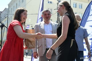 Rozdanie nagr&oacute;d wśr&oacute;d zwycięzc&oacute;w Biegu Kelner&oacute;w. Na zdjęciu m.in: członek zarządu wojew&oacute;dztwa pomorskiego Adam Gawrylik i wiceprezydentka Gdyni Oktawia Gorzeńska 