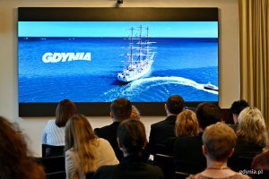 Kadr ze spotu promującego Gdynię, kt&oacute;ry wyświetlono podczas konferencji ws. przyznania Tr&oacute;jmiastu tytułu Best of the World 2027 