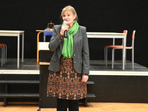 Kobieta na scenie z mikrofonem