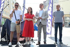 Rozdanie nagr&oacute;d wśr&oacute;d zwycięzc&oacute;w Biegu Kelner&oacute;w. Na zdjęciu m.in: członek zarządu wojew&oacute;dztwa pomorskiego Adam Gawrylik i wiceprezydentka Gdyni Oktawia Gorzeńska 
