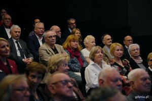 Uczestnicy uroczystości z okazji 50-lecia Towarzystwa Miłośnik&oacute;w Gdyni zgromadzeni w sali Konsulatu Kultury