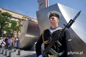 Marynarz w pełnym rynsztunku na warcie przy pomniku Polski Morskiej