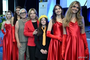 Uroczystość wręczenia odznak honorowych w Sali Koncertowej Portu Gdynia w ramach gdyńskich obchodów 45. rocznicy zakończenia strajków i podpisania porozumień sierpniowych. Na zdjęciu dyrektor Młodzieżowego Domu Kultury Elżbieta Cupiał i wiceprezydentka Gdyni Oktawia Gorzeńska z młodzieżowym zespołem z MDK-u (fot. Michał Puszczewicz)