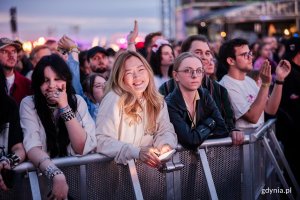 Uczestnicy festiwalu bawiący się przed sceną gł&oacute;wną
