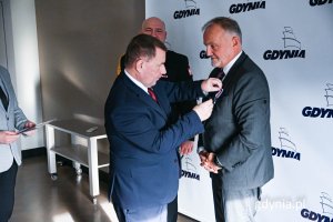Prezes stowarzyszenia "Pamięć" przypina medal prezydentowi miasta Gdyni (fot. Michał Sałata)