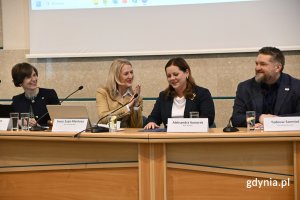 Podczas drugiego dnia wizyty odbyło się posiedzenie zarządu BSSSC. Na zdjęciu widoczni od lewej: Laila Gercane z regionu Planistycznego Vidzeme, Inese Suija-Markova, przewodnicząca Rady BSSSC, Aleksandra Kosiorek, prezydent Gdyni oraz Tadeusz Szemiot, przewodniczący Rady Miasta Gdyni. (fot. Łukasz Kamasz)