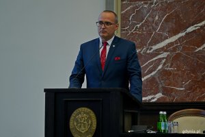 Wicewojewoda Emil Rojek przemawiający podczas uroczystego posiedzenia senatu z okazji święta Uniwersytetu Morskiego 