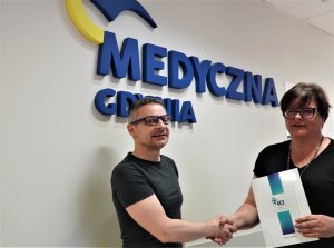 Dwie osoby podają sobie dłoń