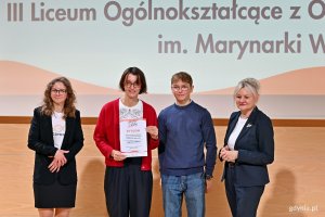Przedstawiciele III Liceum Og&oacute;lnokształcącego z dyplomem i nagrodą dla szkoły za III miejsce za aktywność w kampanii &bdquo;Jak szkoła to dwa koła&rdquo;. Na zdjęciu z Iwoną Tanewska &ndash; naczelniczką Wydziału Edukacji Urzędu Miasta Gdyni i Dominiką Godlewską&nbsp;&ndash; koordynatorką kampanii &bdquo;Jak szkoła to dwa koła&rdquo; z ramienia Referatu Zarządzania Ruchem i Mobilnością Urzędu Miasta Gdyni 