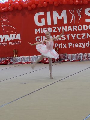 Uczestniczka konkursu w różowym kostiumie w stylu baletowym