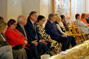 Uczestnicy obchod&oacute;w jubileuszu CKZiU nr 2 zgromadzeni w miejscu uroczystości 