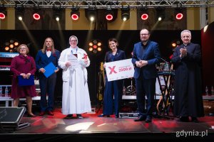 Gala finałowa X edycji Przeglądu Teatrów Amatorskich „Kurtyna” w gdyńskim Małym Kacku. Na scenie m.in. laureaci jednej z nagród, Teatr Iskra, przedstawiciele stowarzyszenia KACK, Katarzyna Gruszecka-Spychała, Mariusz Bzdęga i ks. Mariusz Lach (fot. Paweł Budziński)