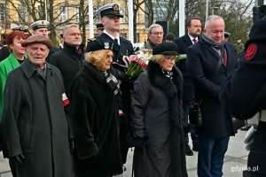 Od lewej: Jerzy Grzywacz - żołnierz AK i prezes okręgu pomorskiego Światowego Związku Żołnierzy Armii Krajowej, Krystyna Kodymowska ps. Stokrotka - gdynianka, uczestniczka powstania warszawskiego, Krystyna Cembrzyńska-Piłat – wiceprezes okręgu pomorskiego Światowego Związku Żołnierzy Armii Krajowej oraz Krzysztof Jankowski - prezes gdyńskiego koła Światowego Związku Żołnierzy Armii Krajowej składają kwiaty podczas 82. rocznicy utworzenia Armii Krajowej 