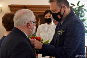 Medale za Długoletnie Pożycie Małżeńskie wręczył Marek Łucyk, wiceprezydent Gdyni // fot. Paweł Kukla