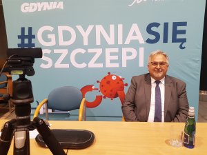 Dr Tomasz Smiatacz podczas spotkania z rodzicami gdyńskich uczniów // fot. Dominika Zabrocka