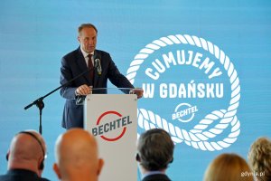 Mieczysław Struk, marszałek wojew&oacute;dztwa pomorskiego, przemawiający podczas otwarcia gdańskiego biura firmy Bechtel 