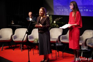 Na zdjęciu przy mikrofonie wiceprezydentka Gdyni Oktawia Gorzeńska, obok Krystyna Weiher-Sitkiewicz, rzeczniczka GCF-u