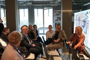 Uczestnicy spotkania branży turystycznej w InfoBoksie, a wśród nich m.in. wiceprezydentka Oktawia Gorzeńska, radna Gdyni Teresa Bysewska, Alicja Harackiewicz, dyrektorka CN Experyment, Łukasz Magrian, dyrektor Pomorskiej Regionalnej Organizacji Turystycznej, Anna Chojnowska, naczelniczka Biura Prezydenta UMG i Beata Sikorska, kierowniczka Referatu Promocji Miasta Gdyni