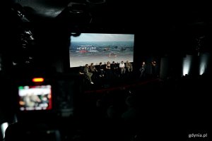 Po seansach z widzami spotkali się aktorzy i twórcy serialu (od lewej): Anna Kępińska – producentka, Kasper Bajon – scenarzysta, Bartłomiej Kaczmarek – autor zdjęć, Rafał Listopad – odpowiedzialny za montaż, Magdalena Różczka – aktorka, odtwórczyli roli Jolanty Ułasiewicz, czyli żony kapitana „Heweliusza”, Jan Holoubek – reżyser serialu, Konrad Eleryk – aktor wcielający się w Witolda Skirmuntta, a także aktor Mirosław Kropielnicki 
