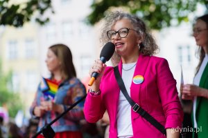 Ministra ds. r&oacute;wności Katarzyna Kotula przemawiająca ze sceny podczas 11. Tr&oacute;jmiejskiego Marszu R&oacute;wności