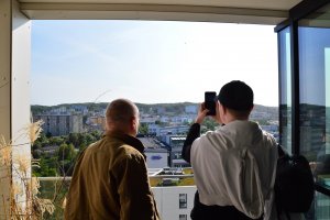 Dwie osoby na balkonie robią komórką zdjęcie panoramy Gdyni