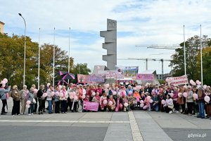 Wsp&oacute;lne zdjęcie uczestnik&oacute;w Marszu R&oacute;żowej Wstążki pod Pomnikiem Polski Morskiej 
