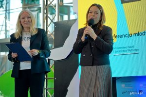 Od prawej: wiceprezydentka Gdyni Oktawia Gorzeńska i Alicja Harackiewicz – dyrektorka Centrum Nauki Experyment podczas otwarcia ScienceCom 2025 