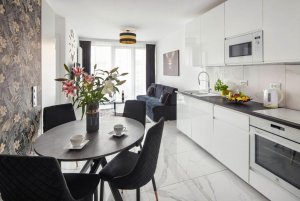 Salon z aneksem kuchennym w obiekcie Sleep3city Plac Unii