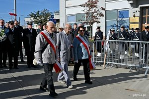 Przedstawiciele Związku Sybirak&oacute;w składający kwiaty pod pomnikiem podczas uroczystości z okazji 87. rocznicy pierwszych wysiedleń Gdynian 