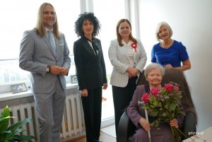 Na zdjęciu: prezydent Gdyni Aleksandra Kosiorek, kierowniczka Urzędu Cywilnego Inocenta Nycz, krewni jubilatki (fot. Magdalena Starnawska)