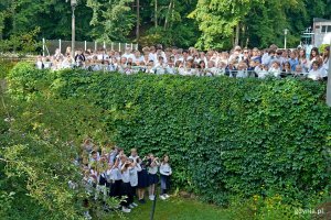 Społeczność Szkoły Podstawowej nr 26 w Gdyni śpiewająca „Dwieście lat” dla pani Krystyny