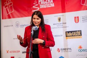 Przy mikrofonie wiceprzewodnicząca Rady Miasta Gdyni Mariola Śrubarczyk-Cichowska