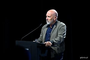 Richard Flanagan &ndash; australijski pisarz, historyk i reżyser filmowy przemawiający podczas forum Horizons of Peace w Konsulacie Kultury 