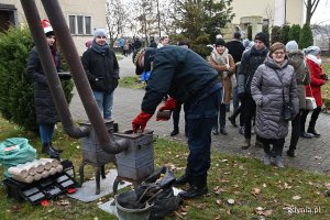 Pokaz palenia w piecu metodą odgórną na Małym Kacku, fot. Michał Puszczewicz