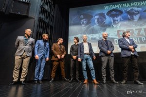 Filmowcy na scenie w sali kinowej Gdyńskiego Centrum Filmowego