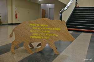 Rzeźba dzika zapraszająca na wystawę &bdquo;Gen 100 &ndash; gdyński kod wsp&oacute;lnoty&rdquo; w Muzeum Emigracji 