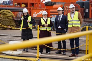 Na zdjęciu m.in.: prezydent Gdyni Aleksandra Kosiorek, wiceprezydent Gdyni Tomasz Augustyniak, Rafał Przytarski, dyrektor zarządzający Stoczni CRIST SA  i Justyna Patyk, zastępca naczelnika Wydziału Polityki Gospodarczej UMG