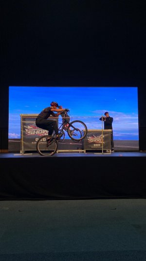 Podczas finału akcji w Polsat Plus Arenie nie zabrakło również rowerowego show w wykonaniu Jonasza Pakulskiego (fot. materiały prasowe)