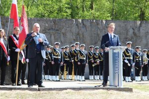 Marcin Owsiński, dyrektor Muzeum Stutthof w Sztutowie, przemawiający podczas uroczystości z okazji 81. rocznicy zakończenia II wojny światowej oraz uwolnienia ostatnich więźni&oacute;w niemieckiego nazistowskiego obozu koncentracyjnego Stutthof 