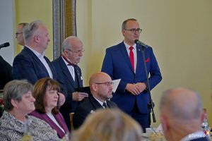 Wicewojewoda pomorski Emil Rojek przemawiający podczas spotkania świątecznego kombatant&oacute;w i os&oacute;b represjonowanych. Obok niego: Waldemar Świto &ndash; prezes gdyńskiego koła Związku Sybirak&oacute;w oraz Krzysztof Jankowski &ndash; pełnomocnik prezydent Gdyni ds. kombatant&oacute;w i os&oacute;b represjonowanych 